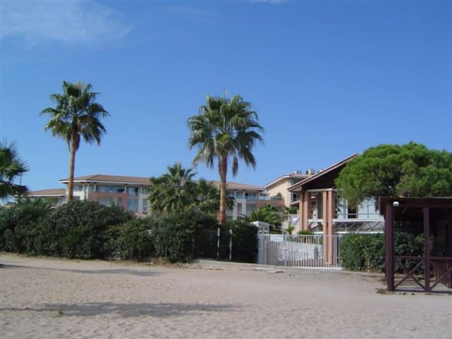 Port Cap Hermes Vue Et Port Pieds Dans L'eau Piscine Pkg Apartment Fréjus
