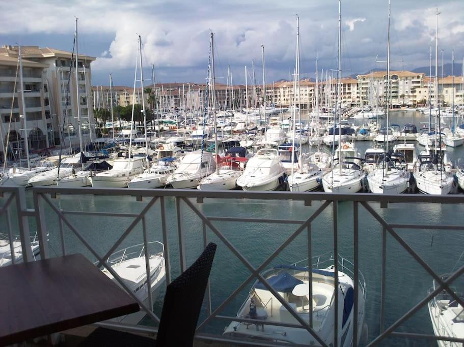 Port Cap Hermes Vue Et Port Pieds Dans L'eau Piscine Pkg * Fréjus