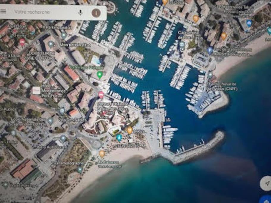 Port Cap Hermes Vue Et Port Pieds Dans L'eau Piscine Pkg Fréjus