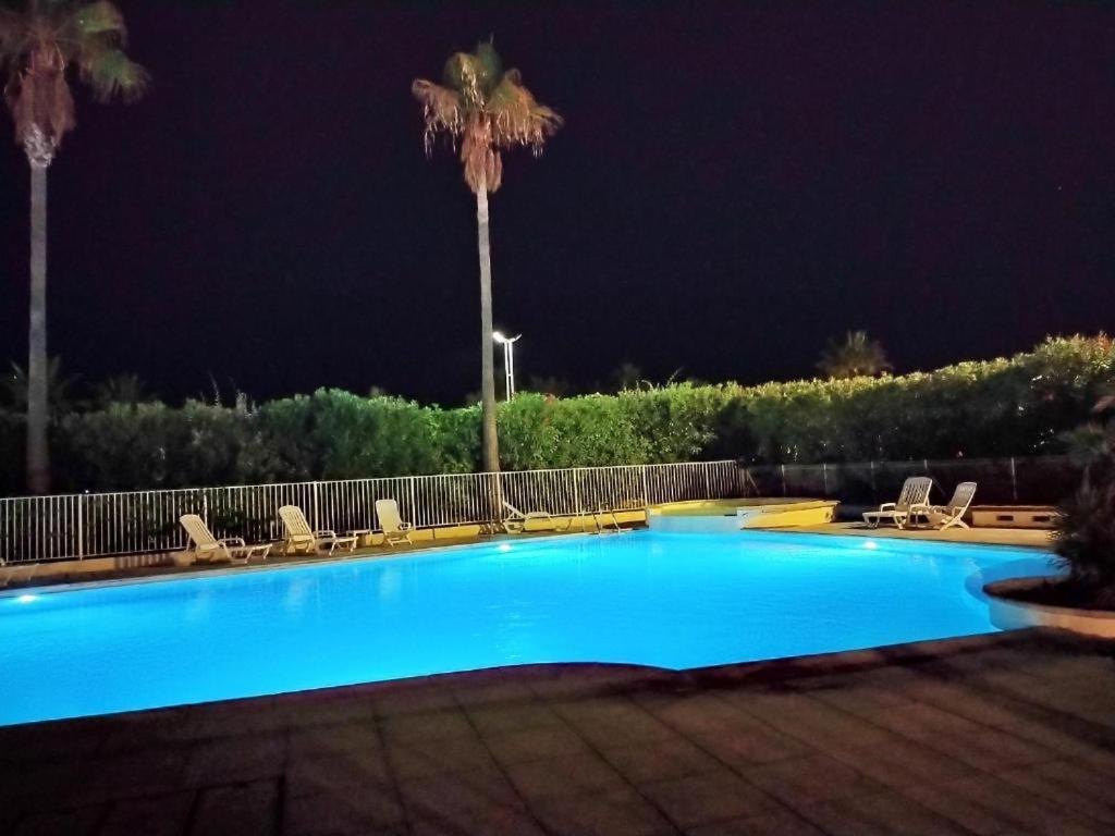 Port Cap Hermes Vue Et Port Pieds Dans L'eau Piscine Pkg * Fréjus